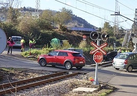 Indignación por la muerte de un conductor en Langreo arrollado por un tren: «Este paso a nivel es un peligro»