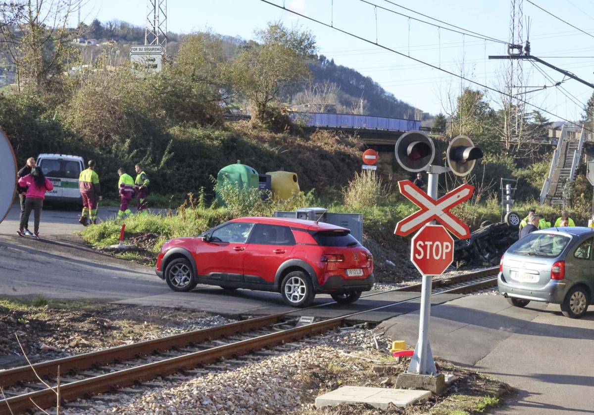 Indignación por la muerte de un conductor en Langreo arrollado por un tren: «Este paso a nivel es un peligro»