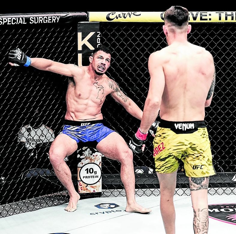 El luchador asturiano derriba a su rival americano. ufc