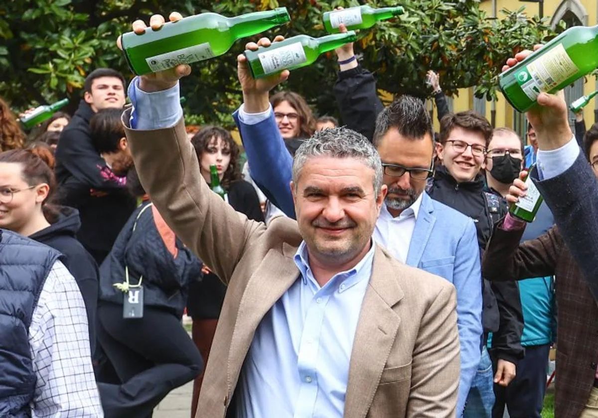 Luis Benito García, en un escanciado popular celebrado en El Milán en apoyo de la candidatura de la Cultura Sidrera Asturiana.