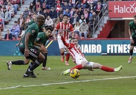 Una jugada durante el Real Sporting de Gijón - Racing de Ferrol.