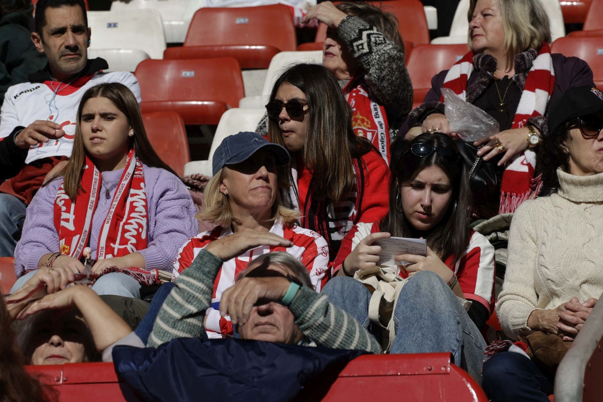 ¿Estuviste en el Sporting de Gijón - Racing de Ferrol? ¡Búscate en las fotos!