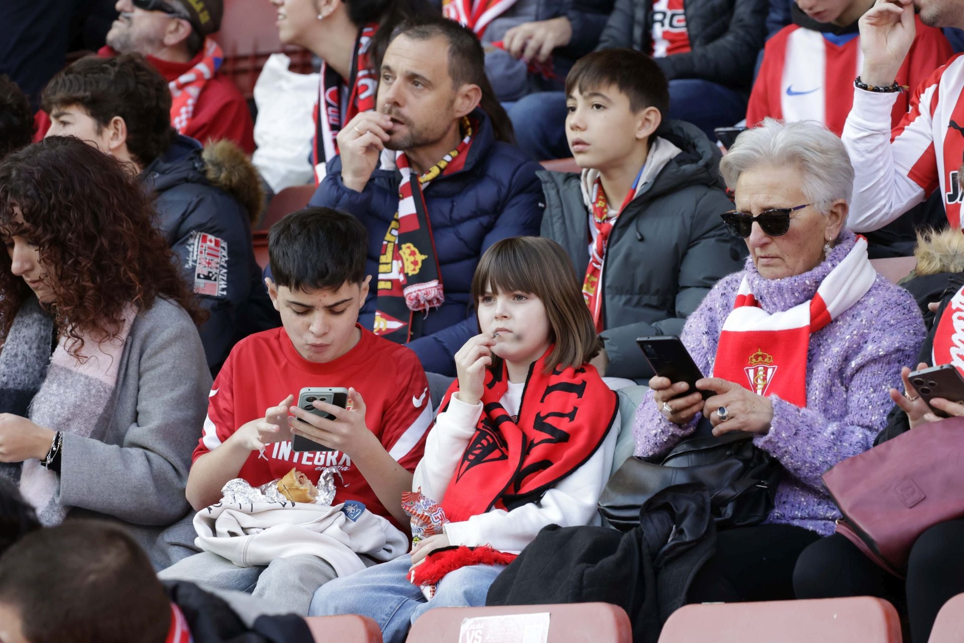 ¿Estuviste en el Sporting de Gijón - Racing de Ferrol? ¡Búscate en las fotos!