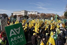 Miles de ganaderos y agricultores se manifestaron ayer frente al Ministerio de Agricultura, Ganadería y Pesca.