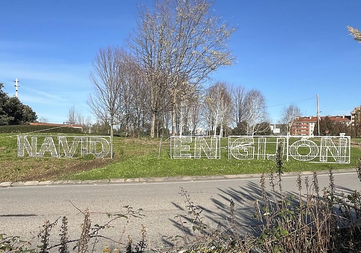 El cartel navideño de bienvenida a Gijón pierde dos letras por un accidente en la rotonda