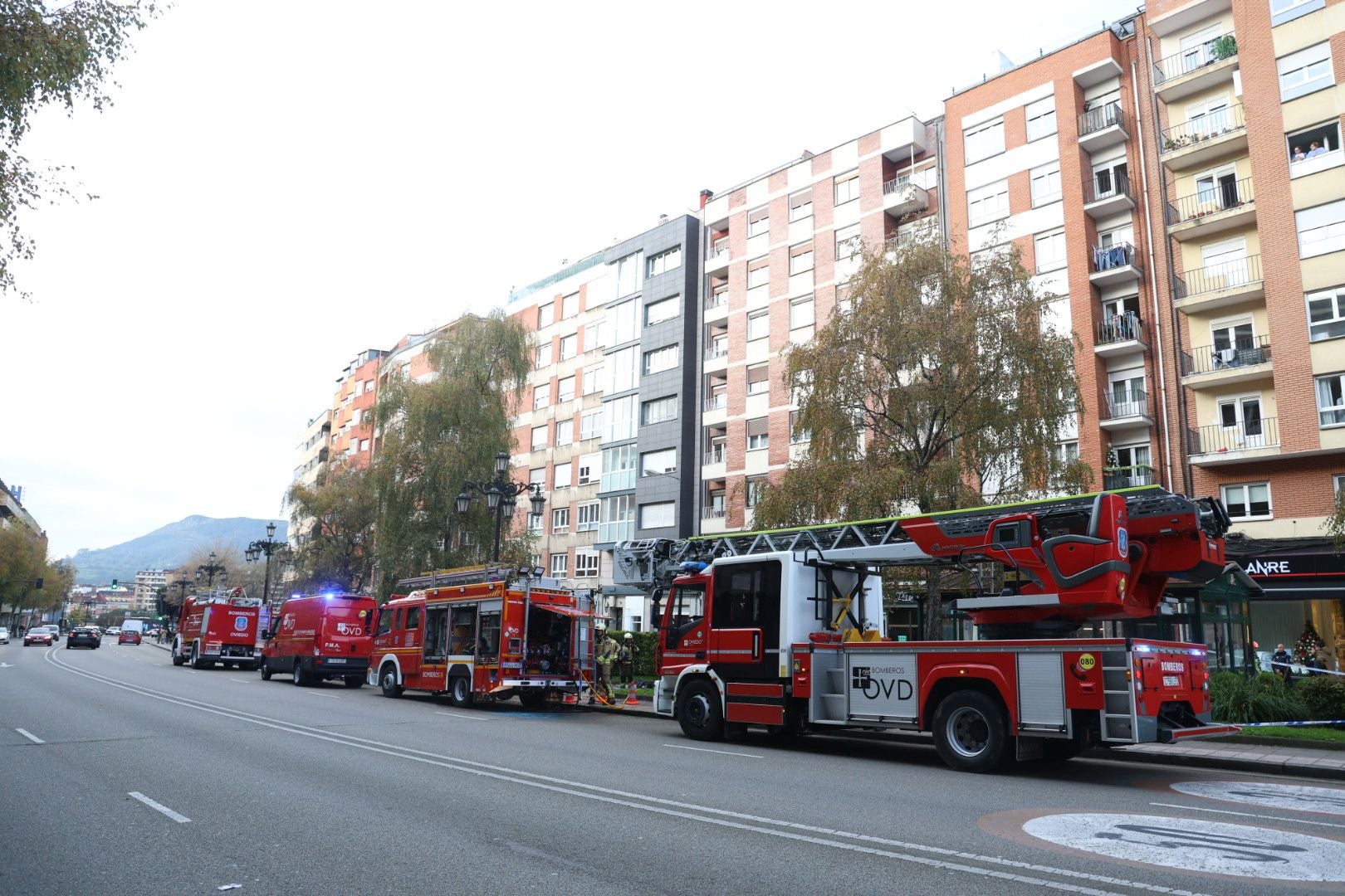 Varios camiones de bomberos en la zona.