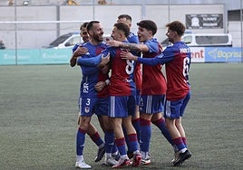 Los jugadores del Langreo celebran el gol de Álex Menéndez.