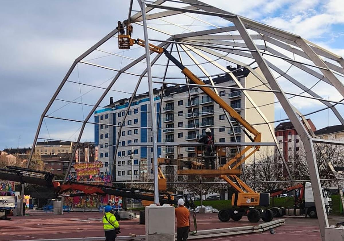 Instalación ayer de la carpa de Navidad en La Exposición, en Avilés.
