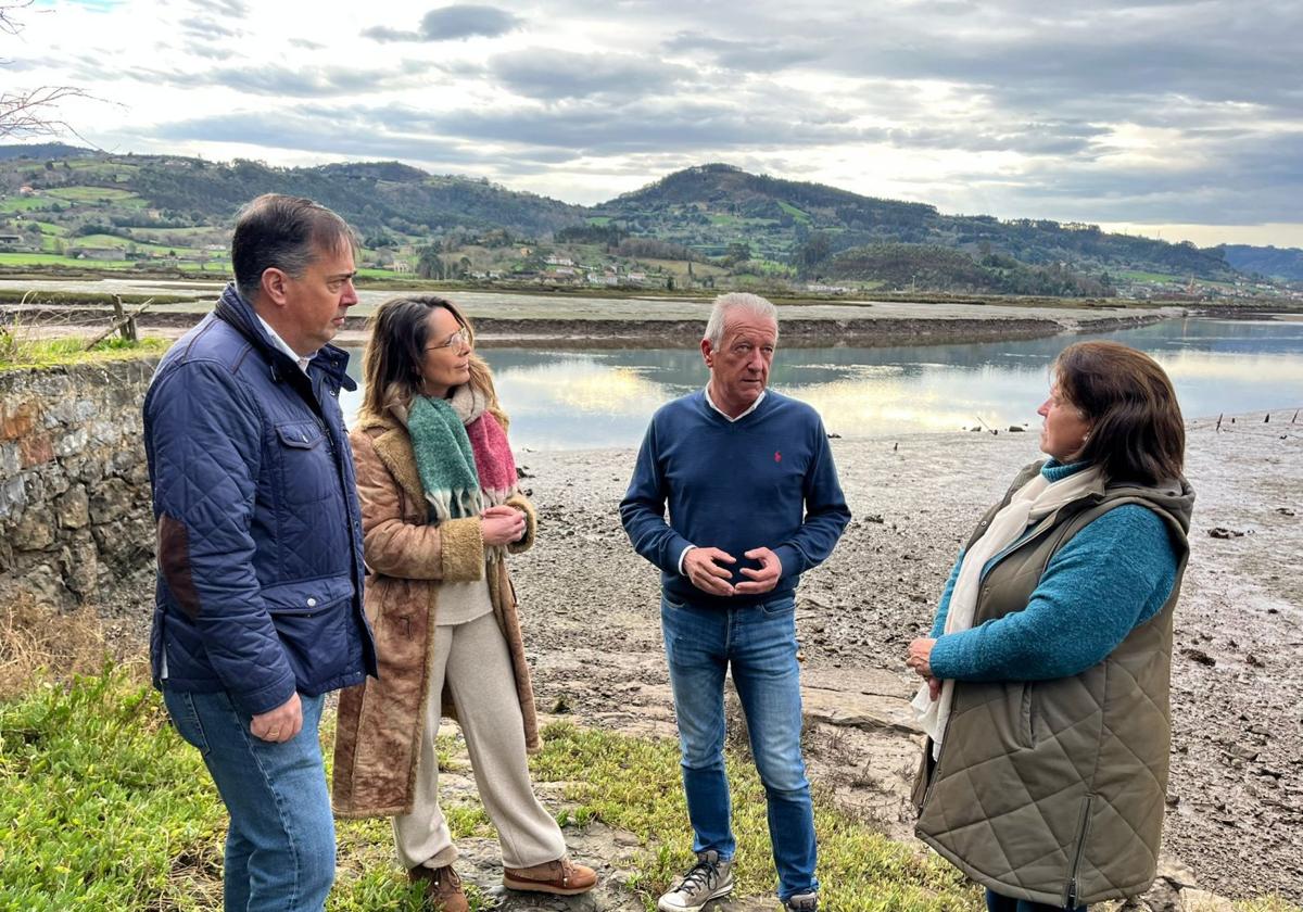 En el centro, el diputado popular José Manuel Felgueres, en su visita a la ría de Villaviciosa.