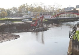 Obras de renaturalización del Piles en la zona de Las Mestas.