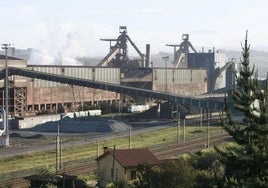 Vista de los dos hornos altos de Arcelor en Gijón, los últimos que quedan en España.