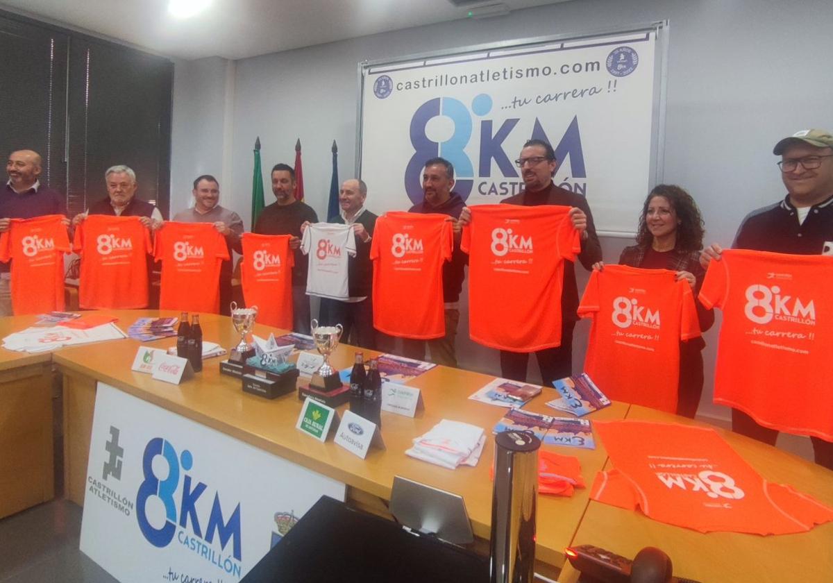 Miembros de la corporación de Castrillón junto al presidente del club deportivo Castrillón Atletismo.