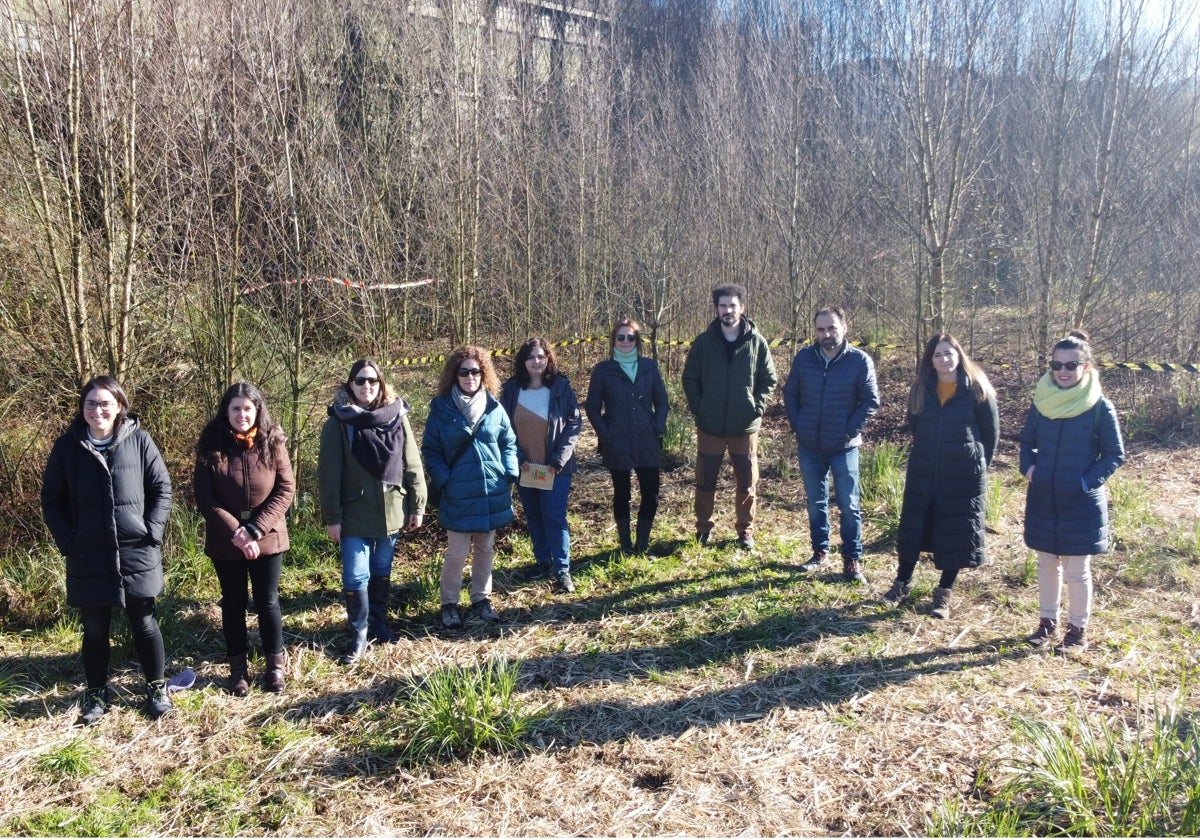 Algunos de los investigadores que participan en el proyecto, en uno de los terrenos degradados.