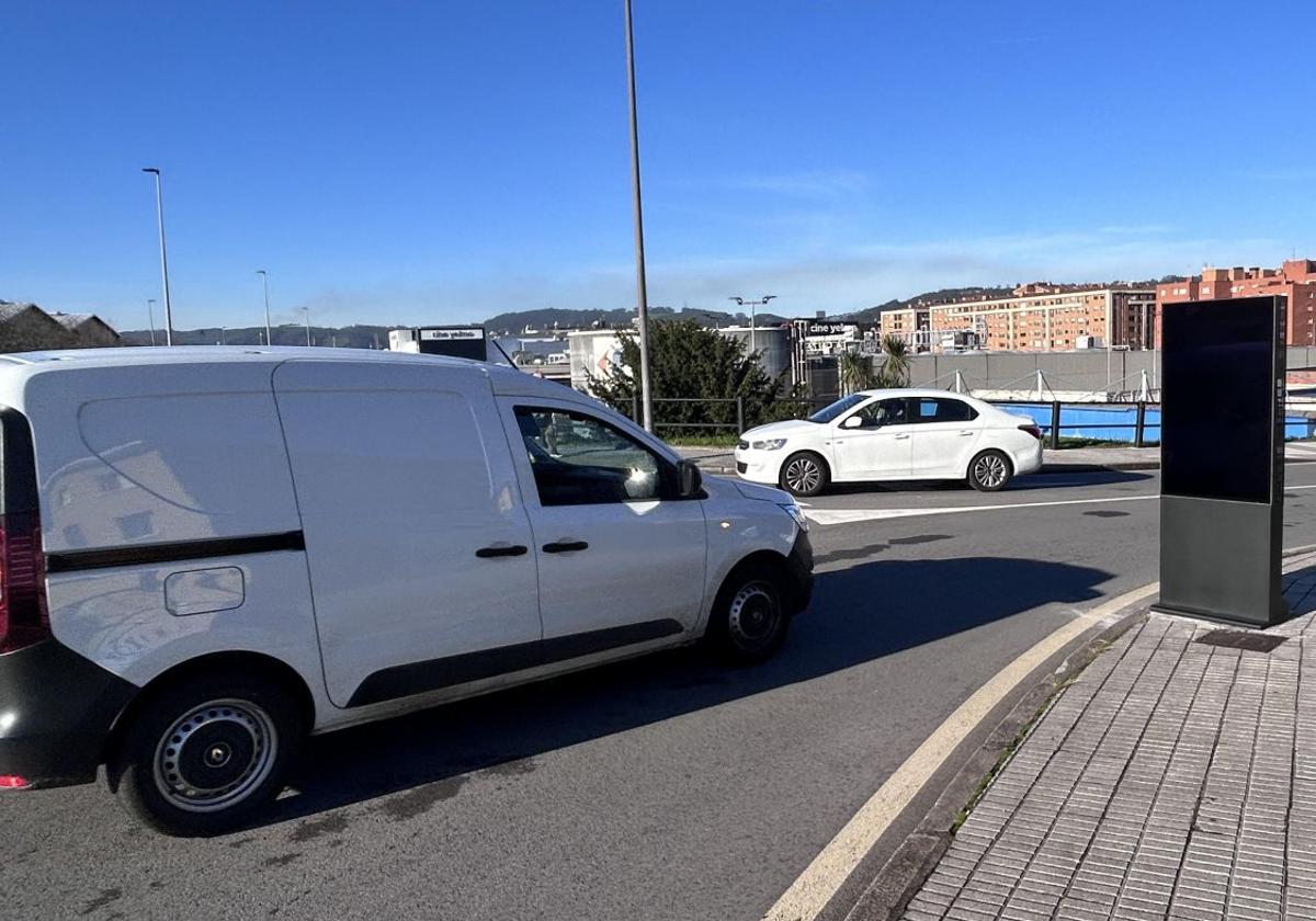 Uno de los paneles informativos de la zona de bajas emisiones de Gijón que está ubicado en la rotonda de Bertolt Brecht y José Manuel Palacio.