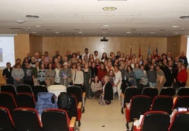 Foto de familia de los 134 profesionales de la salud del Área V jubilados este año en el acto de homenaje en el Hospital de Cabueñes