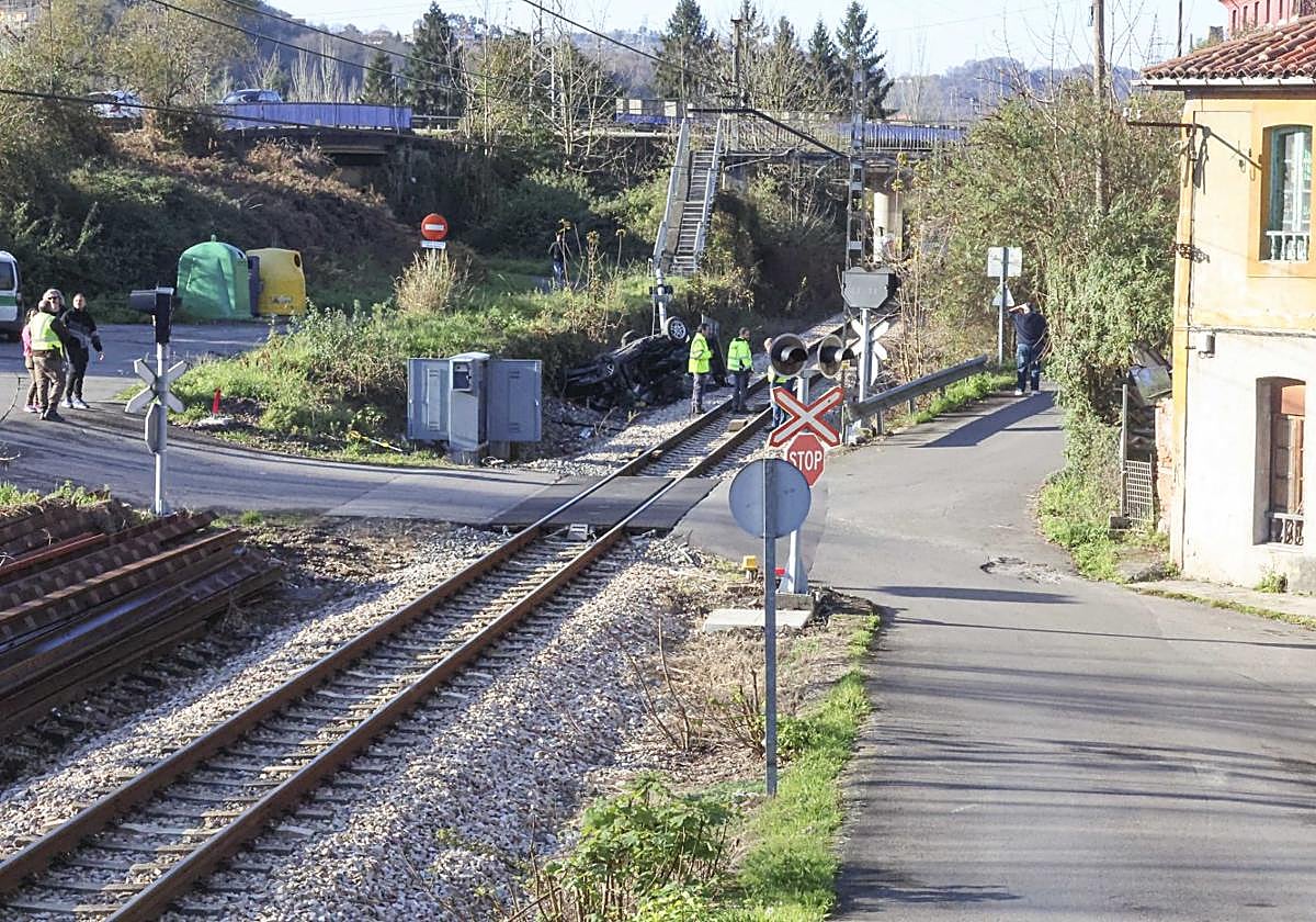 Paso a nivel sin barreras de El Pontico, cerca de Sama, donde murió un hombre al ser arrollado su coche por un tren de la antigua FEVE.