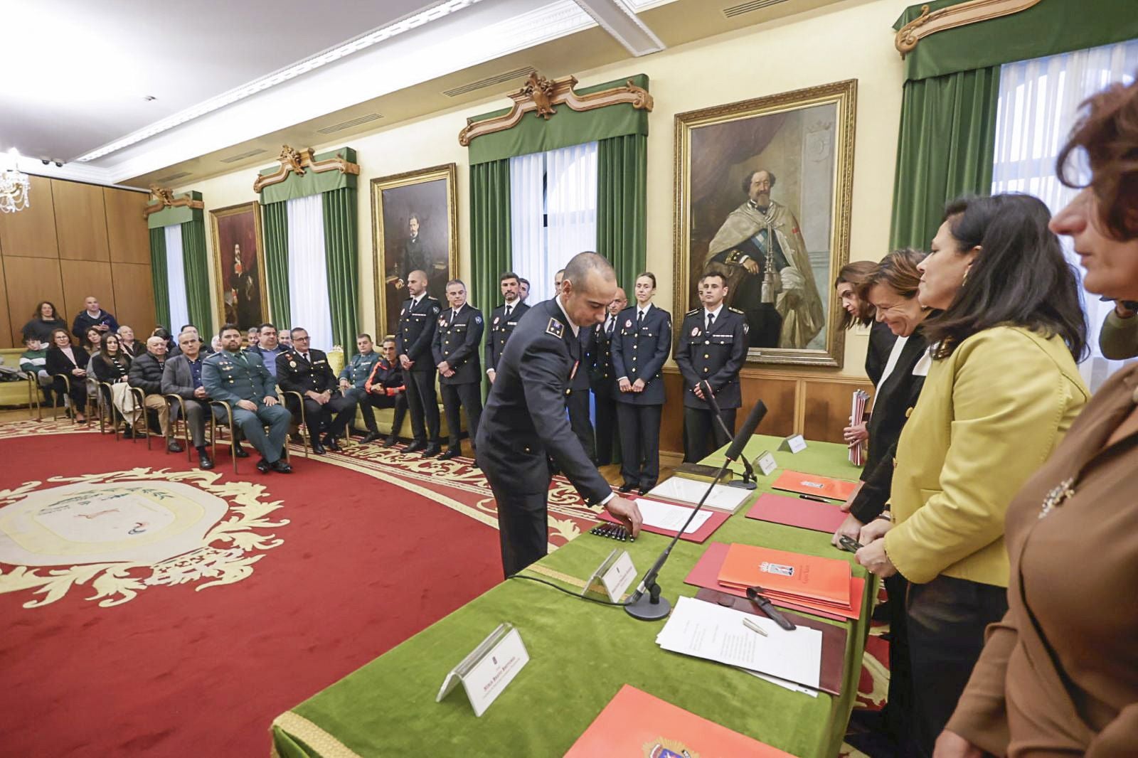 Tres inspectores y ocho subinspectores de la Policía Local que son «un orgullo para Gijón»