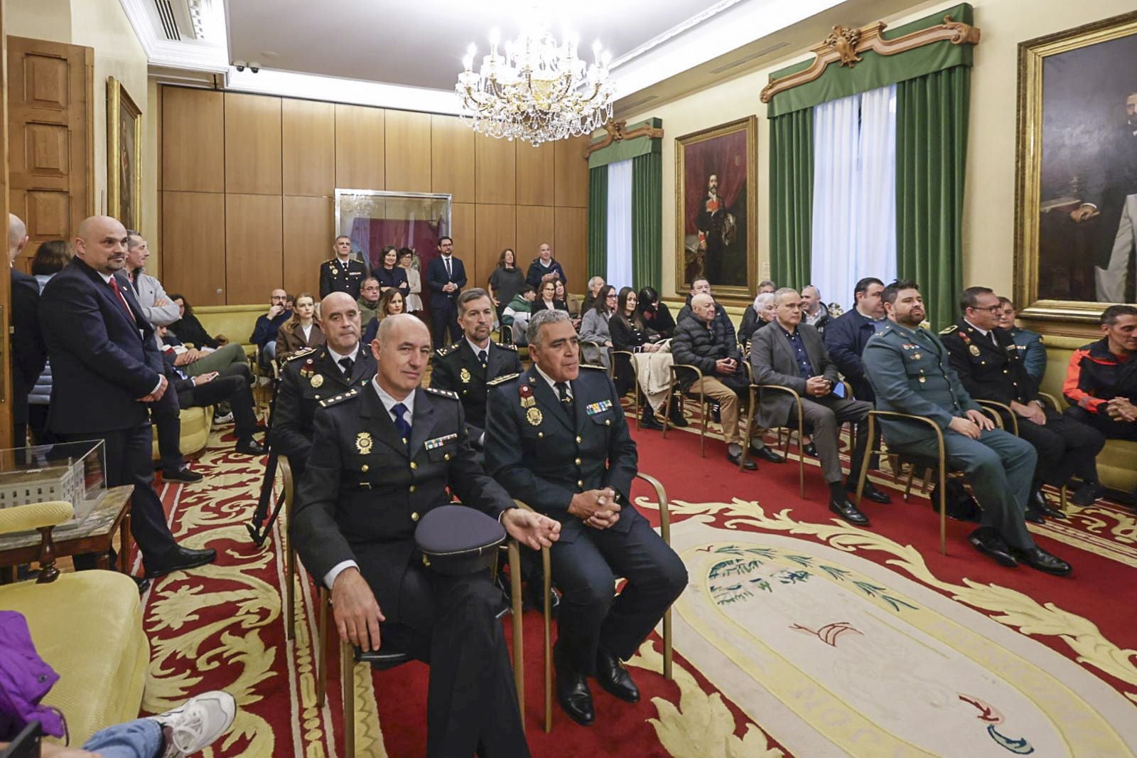 Tres inspectores y ocho subinspectores de la Policía Local que son «un orgullo para Gijón»