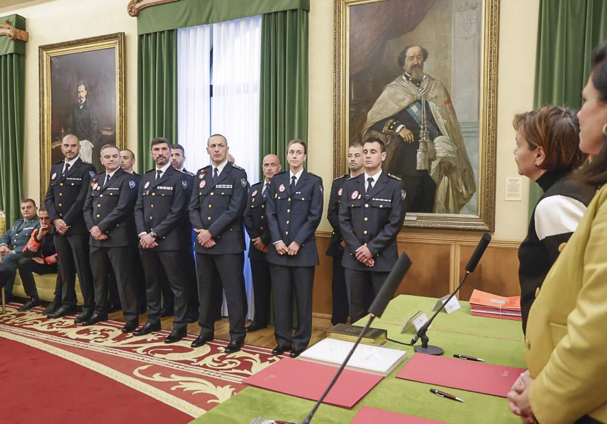 Tres inspectores y ocho subinspectores de la Policía Local que son «un orgullo para Gijón»