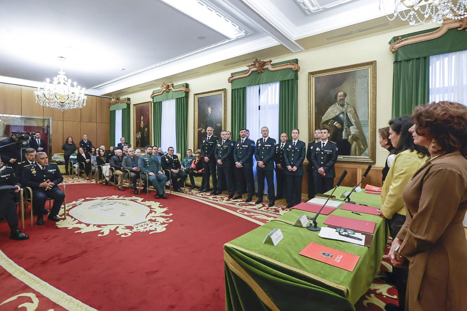 Tres inspectores y ocho subinspectores de la Policía Local que son «un orgullo para Gijón»