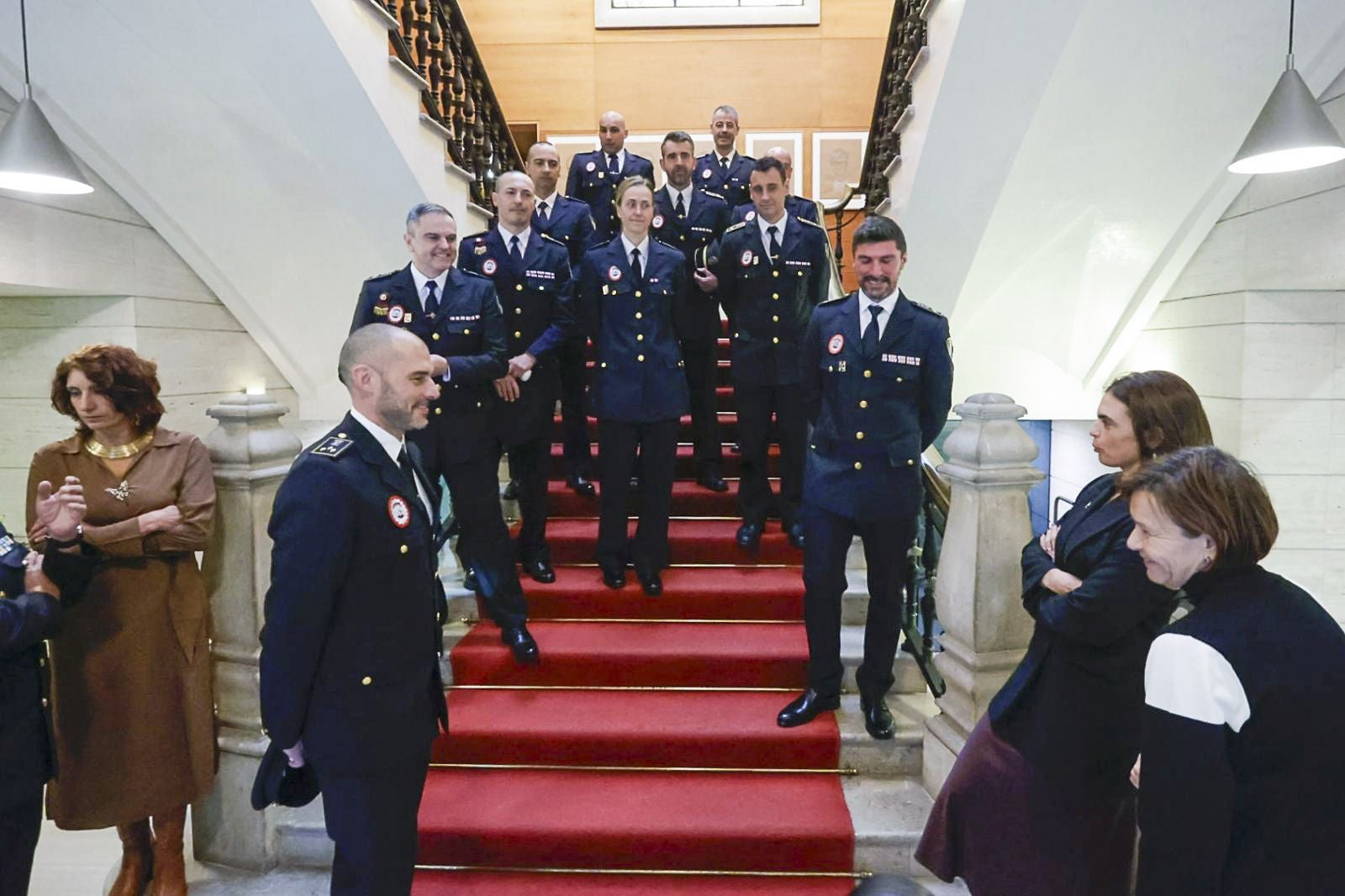 Tres inspectores y ocho subinspectores de la Policía Local que son «un orgullo para Gijón»