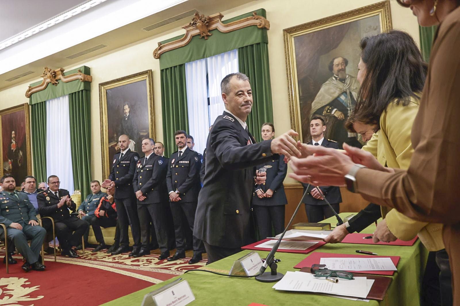 Tres inspectores y ocho subinspectores de la Policía Local que son «un orgullo para Gijón»