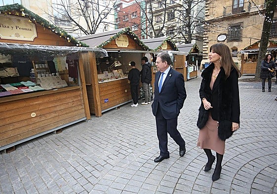 El alcalde de Oviedo, Alfredo Canteli, y la concejala Leticia González, durante su visita al mercado navideño.