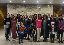 Clara Sierra, directora general de Infancia; Rocío Álvarez, codirectora de Mar de Niebla; Noemí Fernández autora de la escultura; Marta del Arco, consejera de Derechos Sociales y Bienestar; Blanca Cañedo, presidenta de Mar de Niebla; Rebeca Lorca, hija de José Lorca; y Charo Arenas secretaria del jurado y viuda de José Lorca.