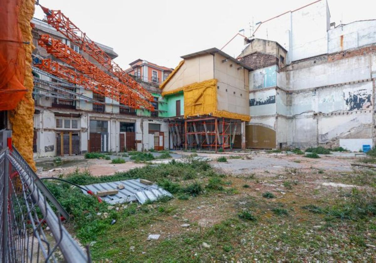 Estado actual del solar entre las calles San Bernardo y Emilio Villa tras el arriostramiento de la fachada del palacete de Manuel del Busto.