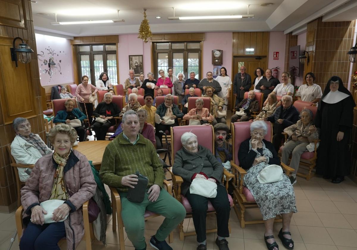 La Fundación Alimerka hizo entrega esta mañana a los ancianos de la Residencia de Nuestra Señora de Covadonga, en Pola de Siero, de estuches de cuidado personal. Se contó con la colaboración de la Asociación Payasos de la Salud, Clowntigo.