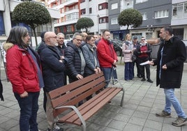 El secretario general de CC OO de Asturias, José Manuel Zapico, se dirige a varios representantes sindicales.