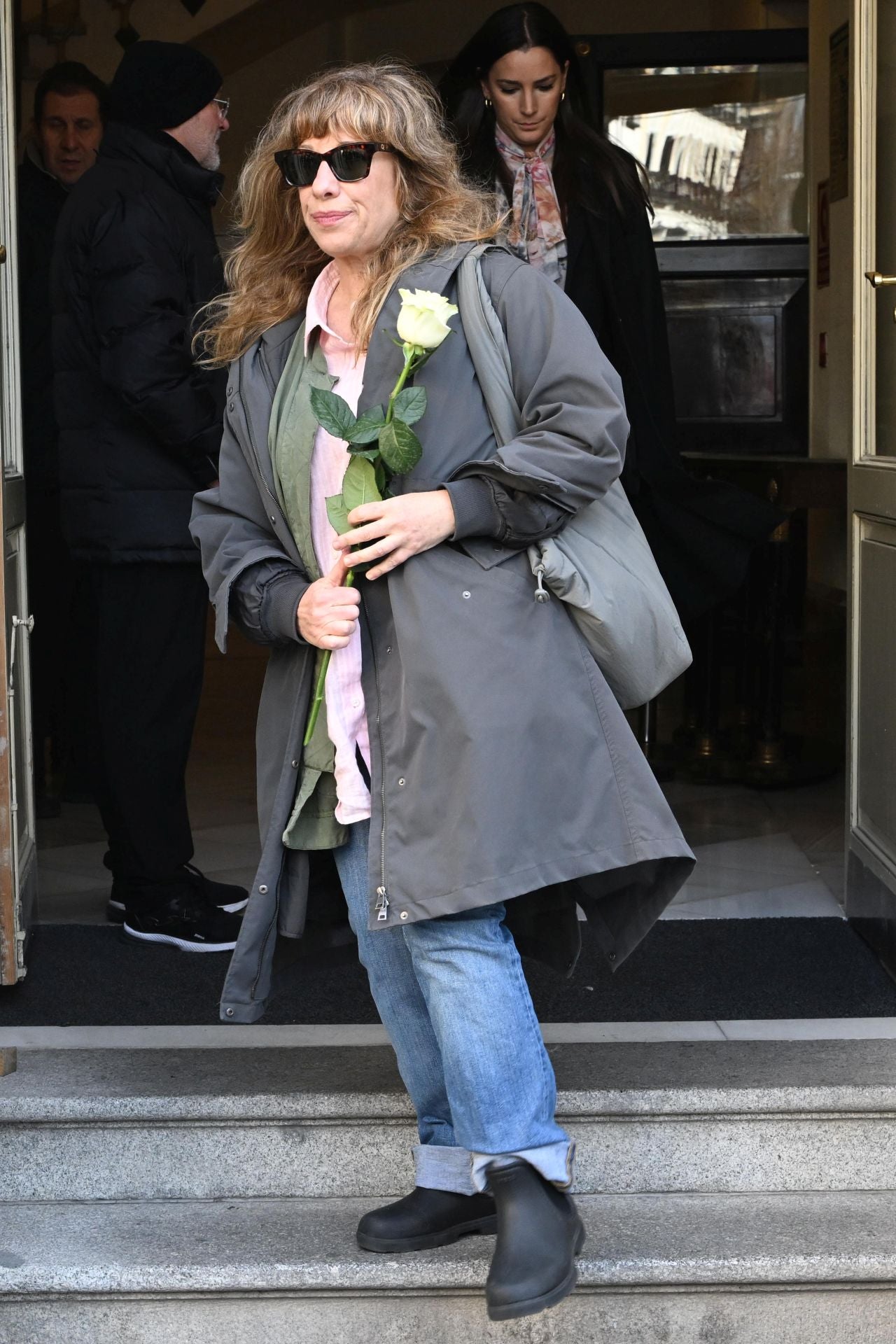 Multitudinario adiós a Marisa Paredes: familiares, amigos y compañeros despiden a la actriz