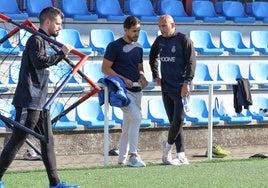 Miguel Linares y Javi Rozada, en un entrenamiento del Real Avilés en pretemporada.