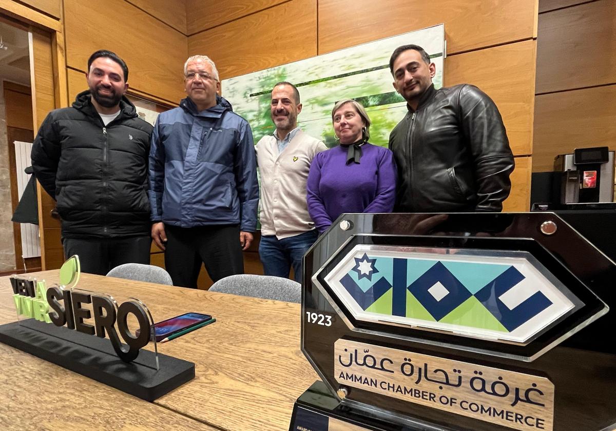 Los empresarios jordanos Maher Tayseer Dweik, Wael Abuawwad y Khamis Mohammad Qwaider, junto con el alcalde, Ángel García, 'Cepi' e Isabel González, directora de la Fundación Municipal de Cultura, ambos en el centro de la imagen.