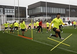 Los futbolistas del Sporting de Gijón desarrollaron ayer el último entrenamiento antes del partido de esta noche frente al Mirandés.