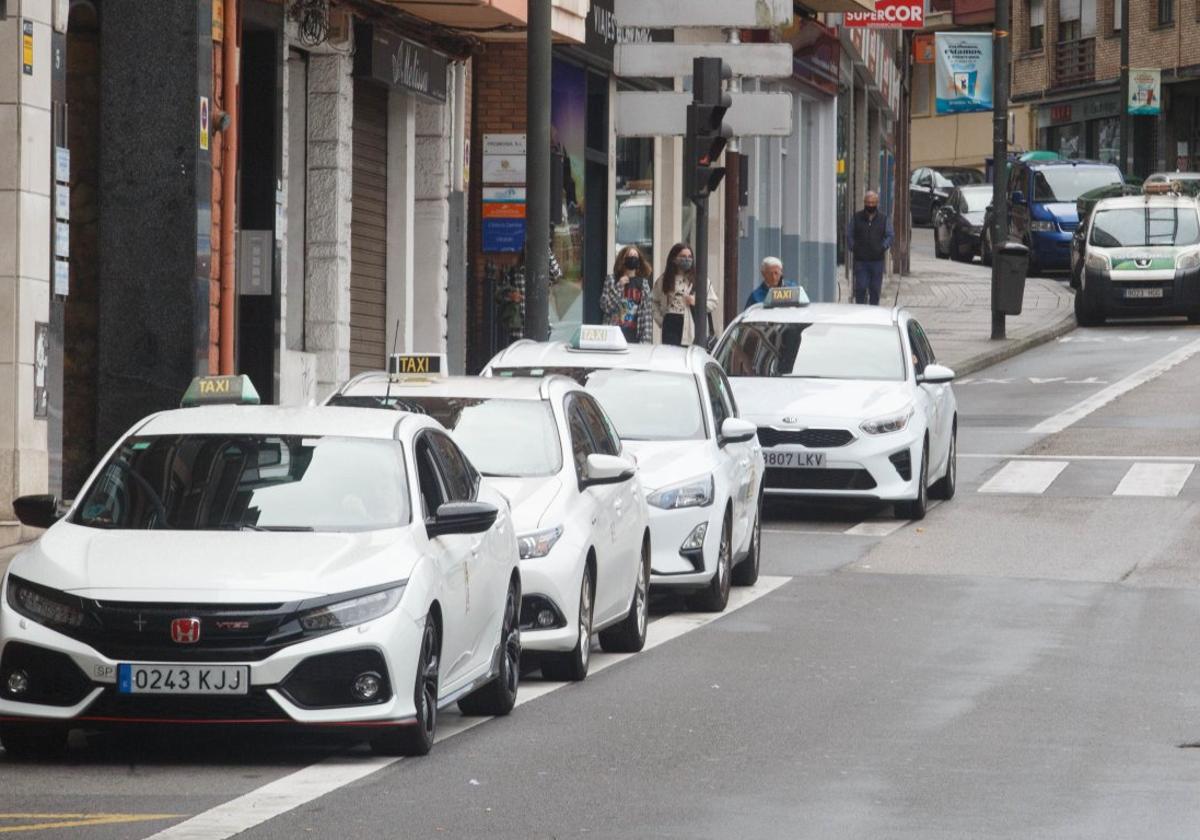 Varios taxis en la parada de la calle Fernández Balsera de Avilés.