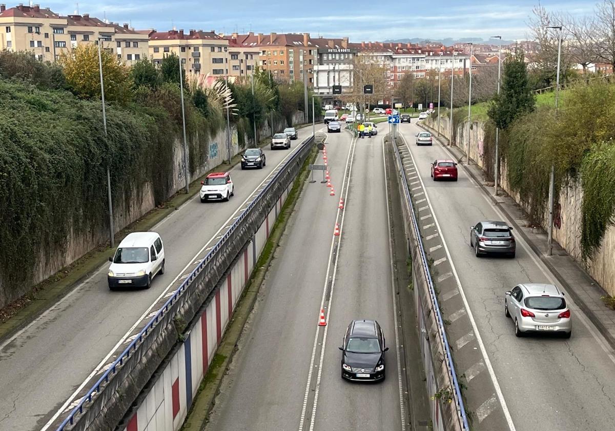 Tráfico a la entrada del túnel de El Llano.