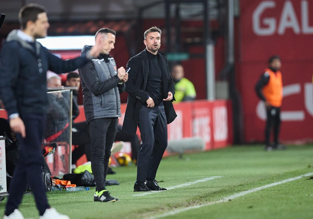 Albés se dirige a sus jugadores durante un lance del encuentro.