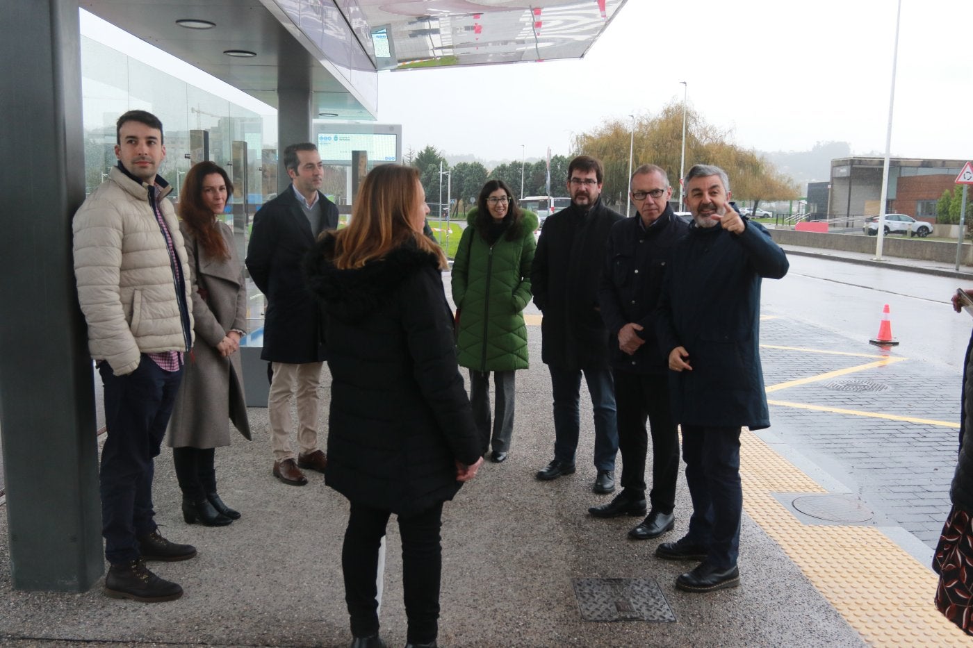 Alejandro Calvo, con técnicos de la consejería y representantes de las empresas Taresco y Primur, en el nuevo intercambiador de la Laboral.