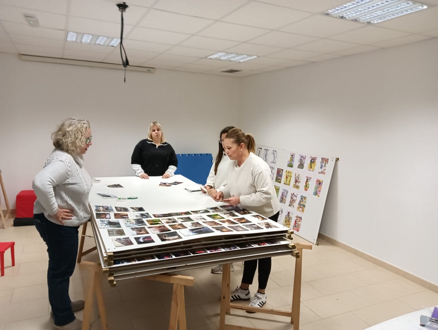 Personas de la agrupación, en un momento del montaje de la fotografías sobre los paneles.