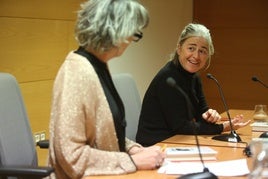 Mercedes de Soignie y Alicia Vallina, ayer en el Aula de Cultura de LA VOZ DE AVILÉS.