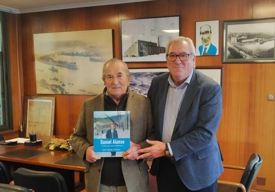 Daniel Alonso, con el libro entre sus manos, junto a José María Urbano.