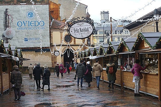 Un grupo de turistas en la plaza de la Catedral, en el centro de Oviedo.