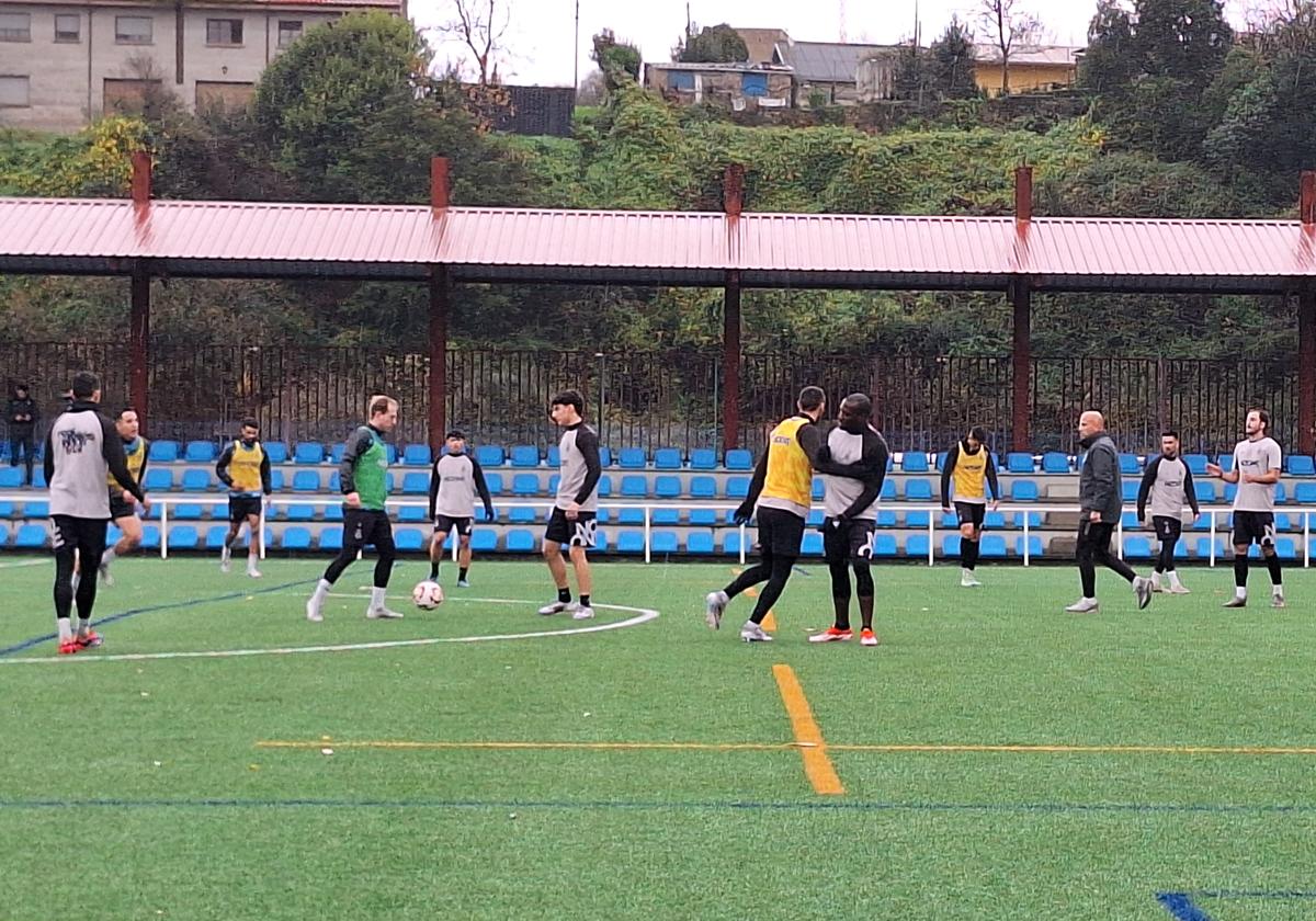 Entrenamiento del Real Avilés esta mañana en La Toba.