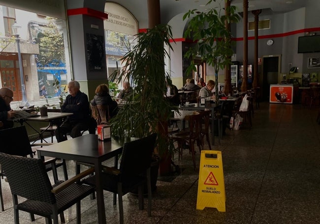 Los clientes de la Cafetería Central, en penumbra durante el apagón.