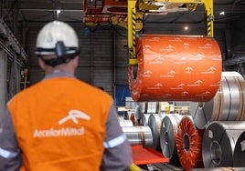 Un trabajador de la línea de Magnelis de Arcelor.