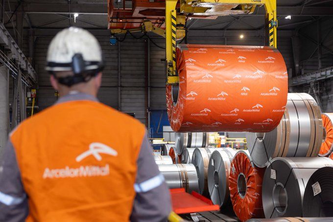 Un trabajador de la línea de Magnelis de Arcelor.