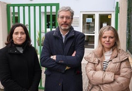 La concejala Leticia Marinero; el diputado Javier Jové, y la portavoz municipal, Arancha Marínez Riola, en la escuela Jardín de Cantos de Avilés.