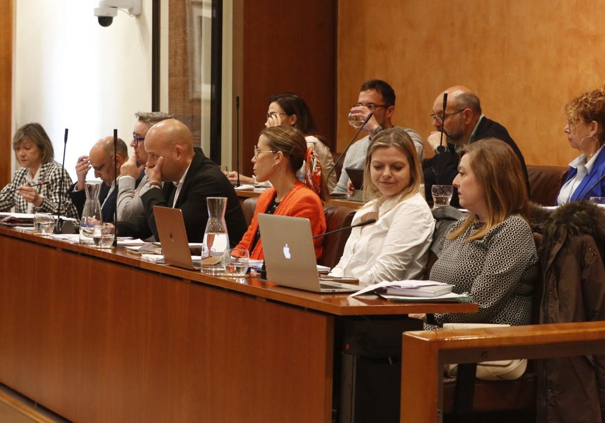 La bancada de la oposición de Avilés, formada por los concejales del Partido Popular y Vox, durante la celebración de un Pleno este ejercicio.