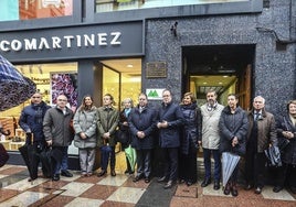 Santiago Ruiz de la Peña; Antón García; Alejandra González, Nacho Cuesta, Ana Cristina Tolivar, Alfredo Canteli, Mario Arias, Concepción Méndez, Carlos Fernández Llaneza, Cristina Pontón, Pedro de la Llave, Elisa Fonseca y Gaspar Llamazares, ayer, delante de la placa conmemorativa en Uría, 34, donde Clarín vivió y escribió 'La Regenta'.